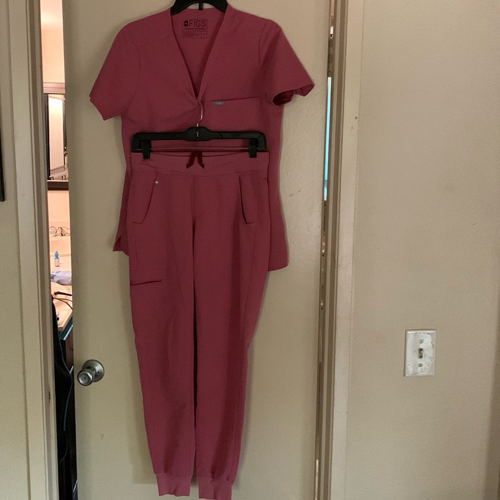 Figs scrub set. Pink color Small top and XS pants